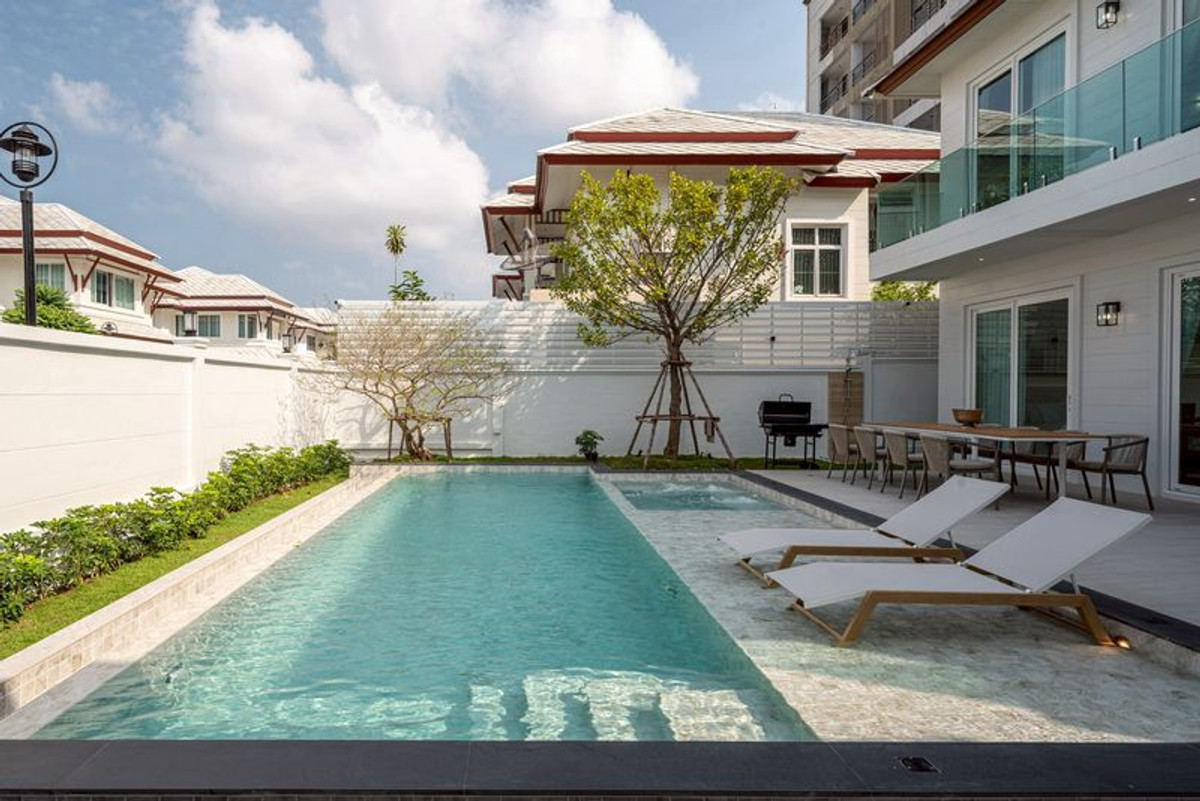 Rare Item! วิลล่าหรู 7 ห้องนอน 7 ห้องน้ำ 2 อาคาร พื้นที่ใช้สอย 500 ตร.ม. ใจกลางเขาทาโล | ราคา 28.5 ล้านบาท