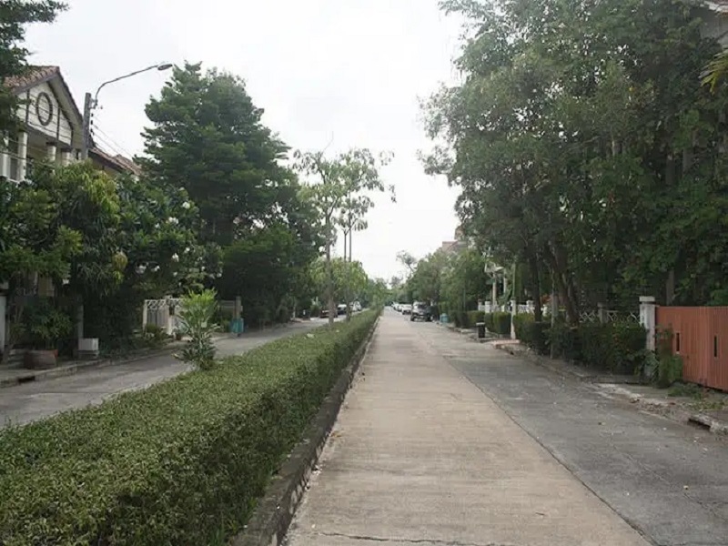 Baan-Lalin-The-Young-Executive-Onnut-Wongwaen-Suwannabhumi