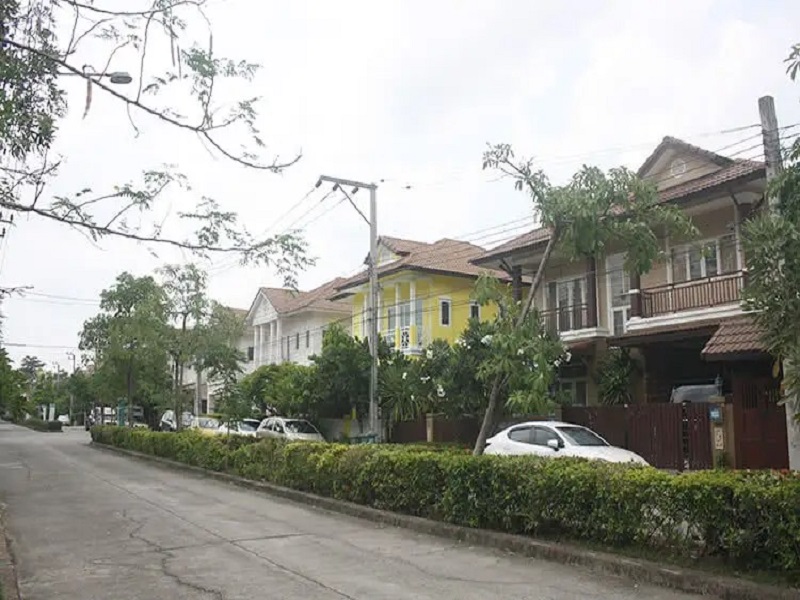 Baan-Lalin-The-Young-Executive-Onnut-Wongwaen-Suwannabhumi